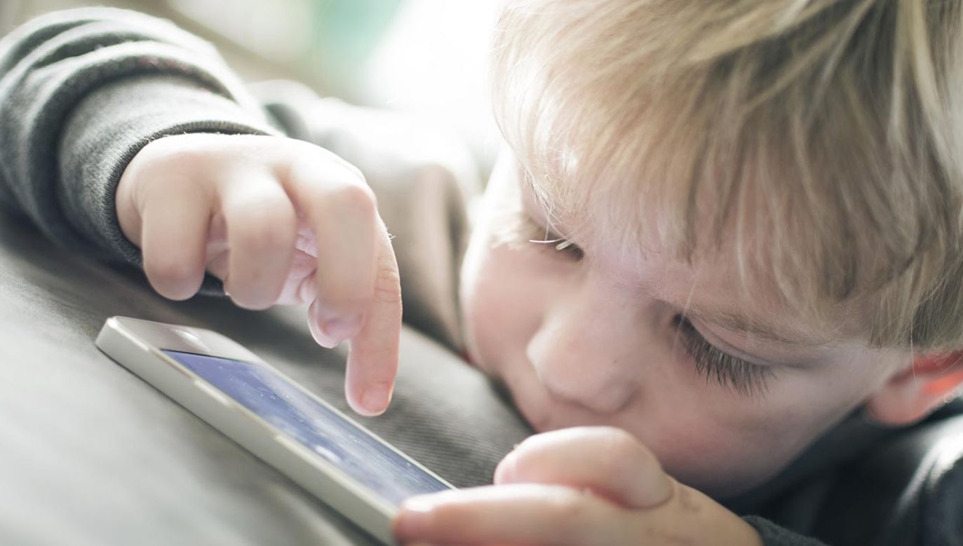 Zagrożenia związane ze zbyt wczesnym kontaktem dzieci ze światem wirtualnym (fot. Shutterstock/Twin Design)