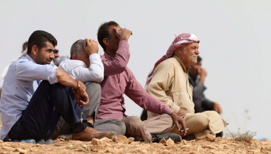 Kurdowie z niepokojem patrzą na syryjską stronę granicy (fot. PAP/EPA/TOLGA BOZOGLU)