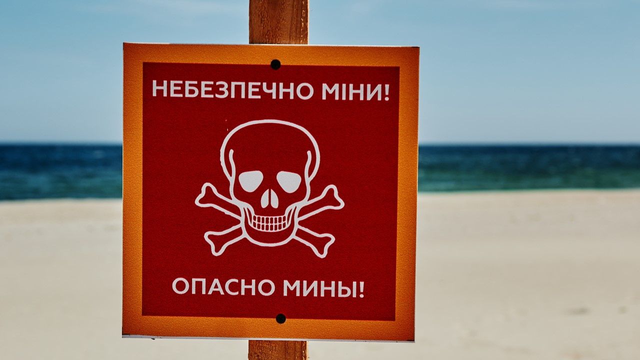 Ostrzeżenie o minach (Photo by Yevhen Zinchenko/Global Images Ukraine via Getty Images)