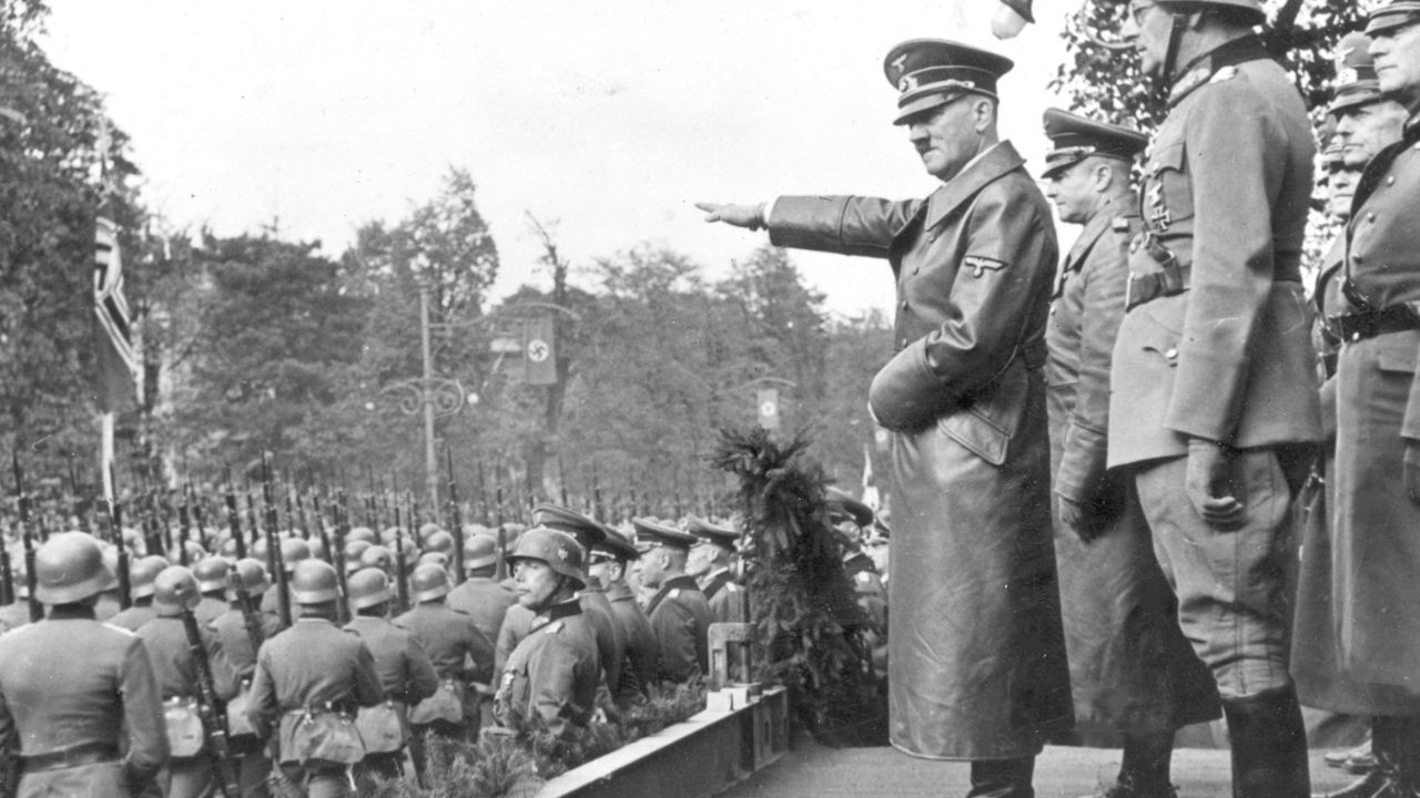 Adolf Hitler przyjmuje defiladę wojsk niemieckich w Alejach Ujazdowskich w Warszawie (fot. NAC)