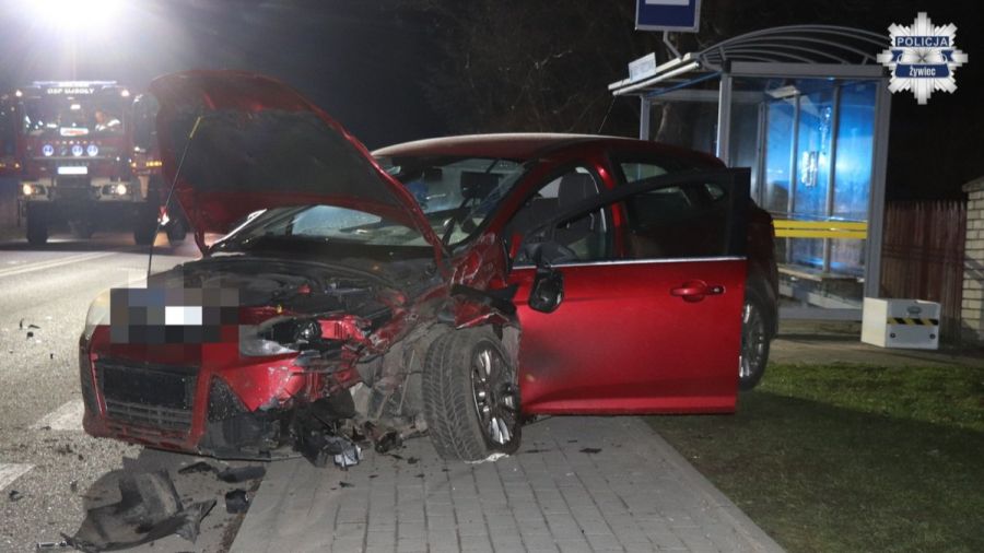 Dramatyczny wypadek w Ujsołach. Samochód wjechał w ludzi wracających z kościoła – są ranni