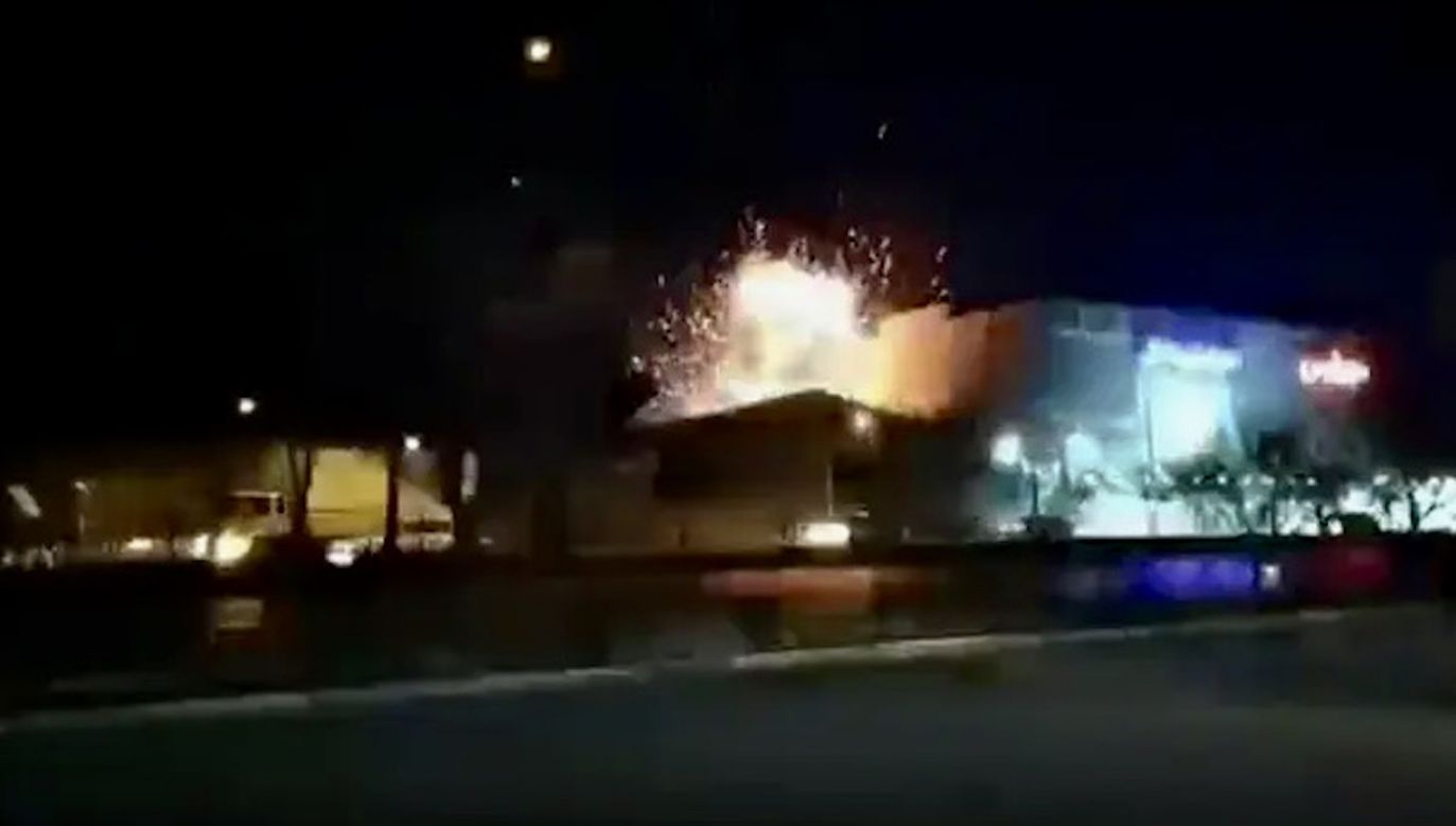 Irańskie agencje opublikowały wideo pokazujące błysk światła w zakładzie, o którym mówi się, że jest to fabryka amunicji (fot. tt/@michaelh992)