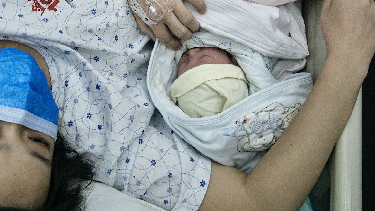 Mleko matek chroni noworodki przed zachorowaniem (fot. Getty Images)