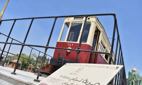 Odrestaurowany tramwaj stojący dziś w ogrodach pałacu barona Empaina. Fot.  Ziad Ahmed/ NurPhoto via Getty Images