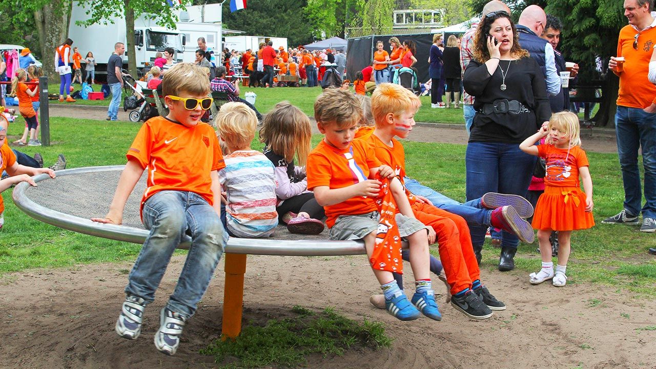 Premier Rutte przyznał, że ok. 10 tys. rodzin doprowadzono do finansowej ruiny (fot. Shutterstock/ingehogenbijl)