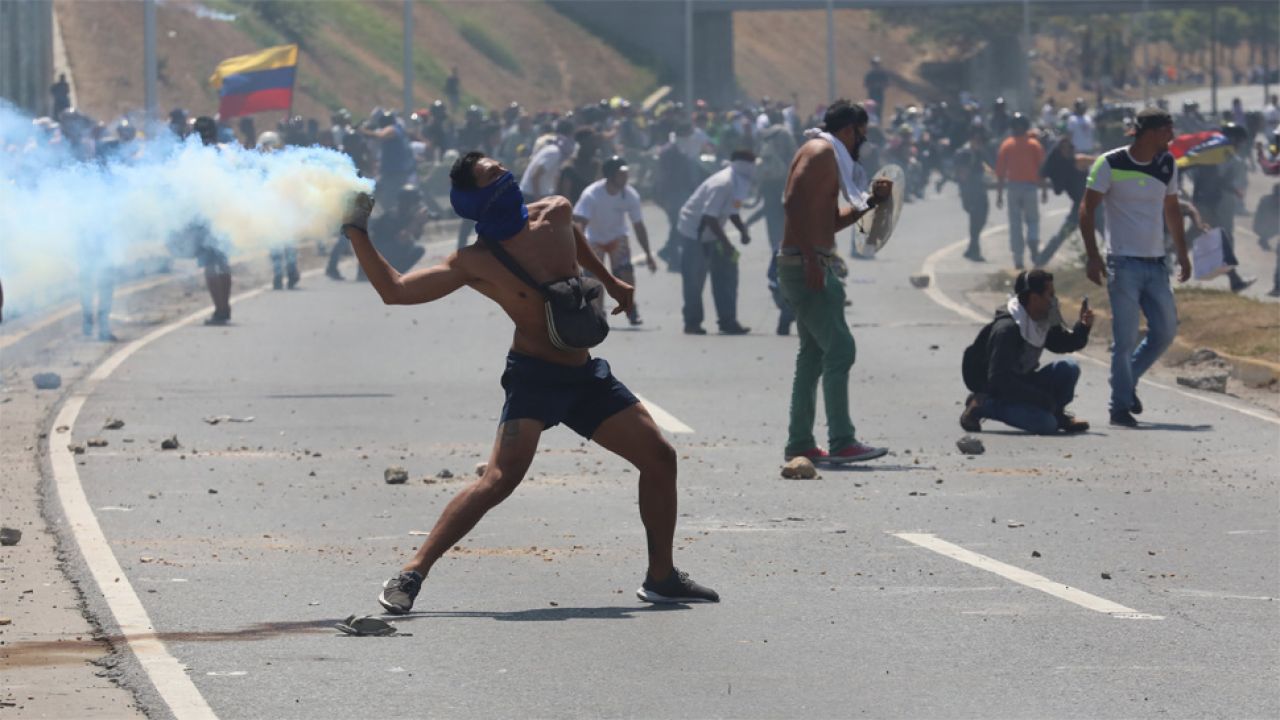 Starcia w Caracas trwają kolejny tydzień (fot. PAP/EPA/Rayner Pena)