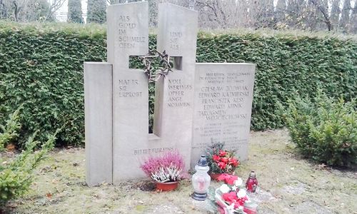Tablica nagrobkowa upamiętniająca bł. Poznańską Piątkę na cmentarzu w Dreźnie (fot. Beata Sylwestrzak)