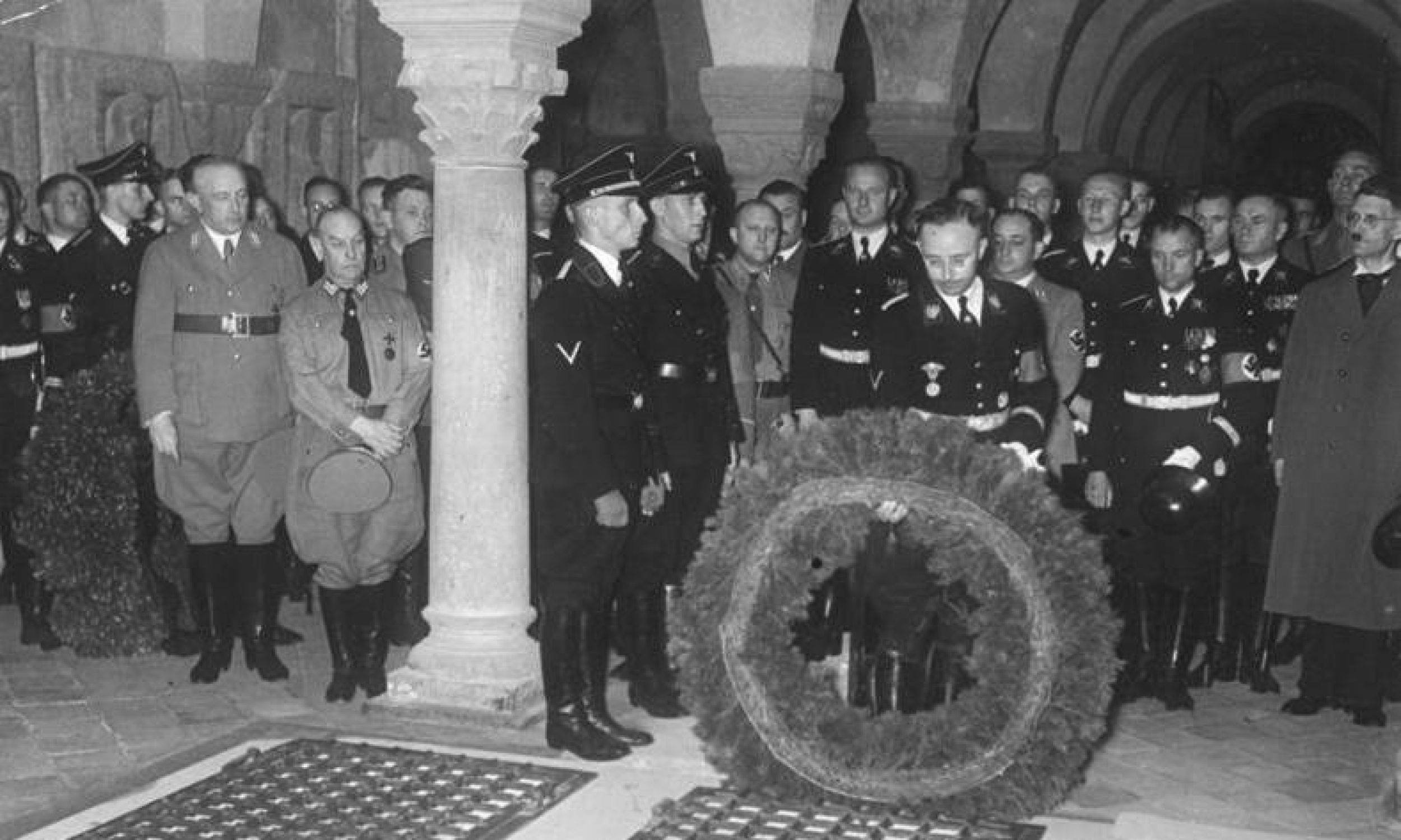“Heinrich’s Feast” 1938. Himmler lays a wreath on the tomb of Heinrich I at the collegiate church in Quedlinburg. “Heinrichsfeiern” were celebrated by the SS from 1936-1939, after archaeologists from Ahnenerbe began searching for the bones of Heinrich I. Photo: Bundesarchiv, Bild 183-H08447 / CC-BY-SA 3.0, CC BY-SA 3.0 de, Wikimedia 