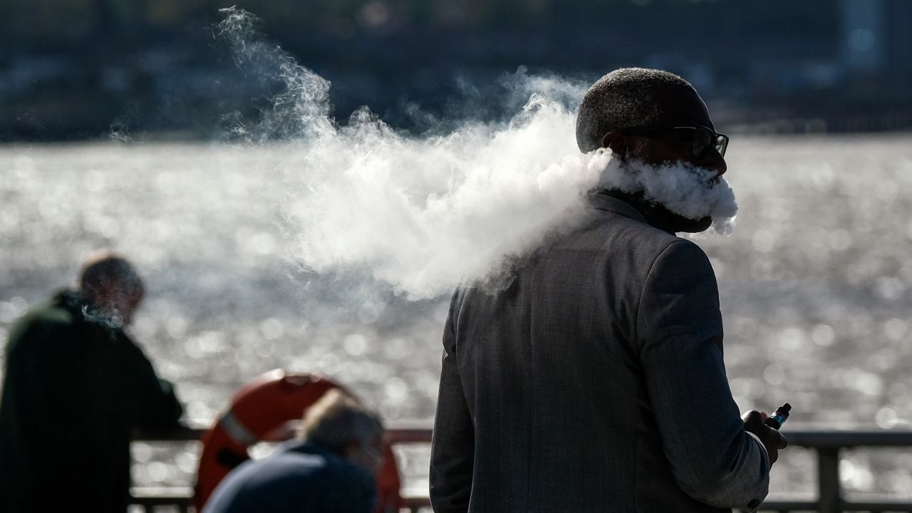 Nowe przepisy mają zabronić sprzedaży e-papierosów osobom niepełnoletnim (fot. Ian Forsyth/Getty Images)