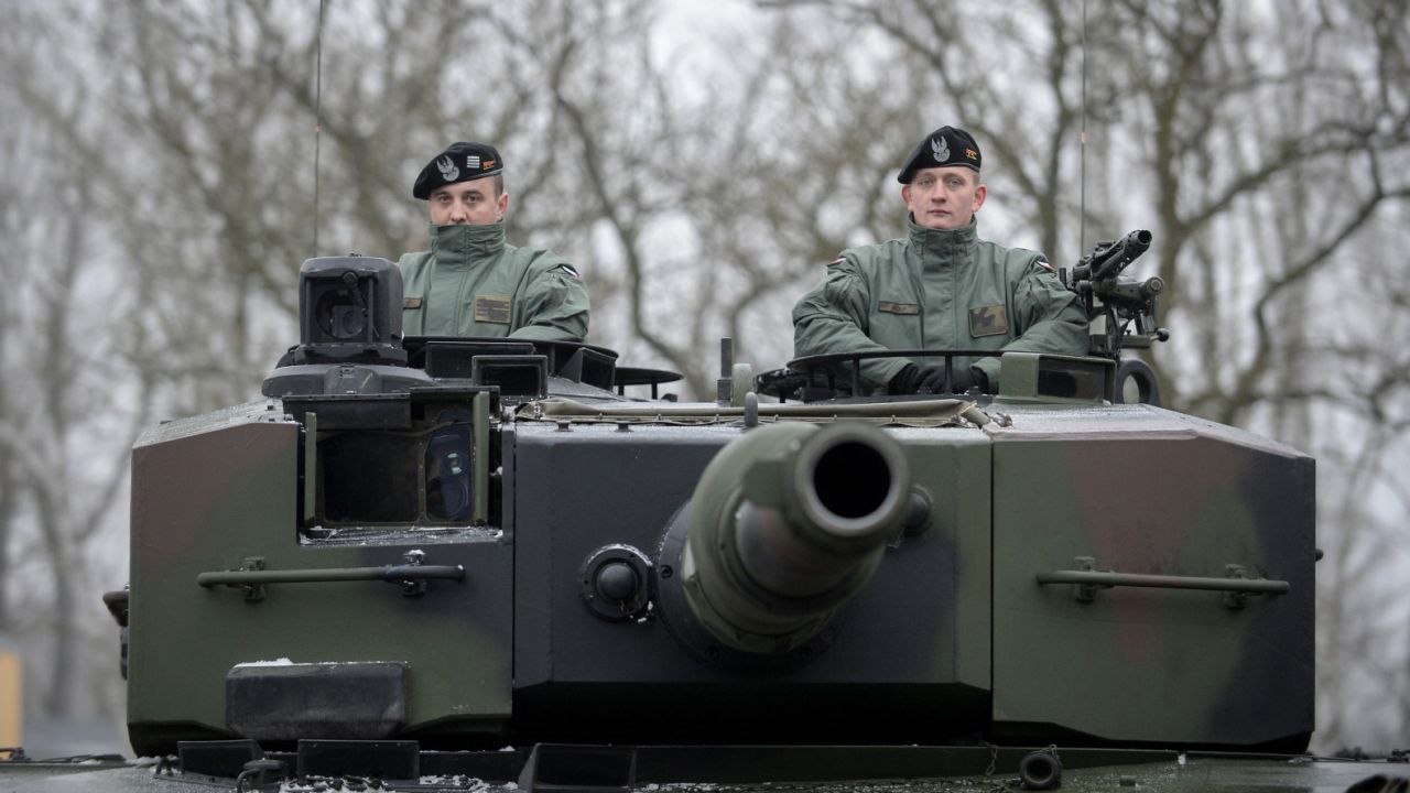 – Wojsko ma bronić terytorium, a nie odzyskiwać stracone – powiedział szef MON Antoni Macierewicz (fot. PAP/Marcin Obara)