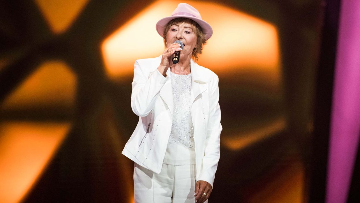 Grażyna Osmala pokazała rockowego pazura w przeboju „Black Velvet” Alannah Myles. Choć swoje fotele odwrócili wszyscy trenerzy, Grażyna zdecydowała się kontynuować przygodę w programie pod skrzydłami Andrzeja Piasecznego. Fot. Waldemar Kompała/ TVP