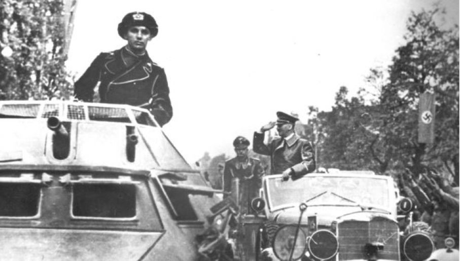 Adolf Hitler pozdrawia z samochodu salutujących żołnierzy. 5 października 1939 r., Aleje Ujazdowskie w Warszawie (Fot. NAC)