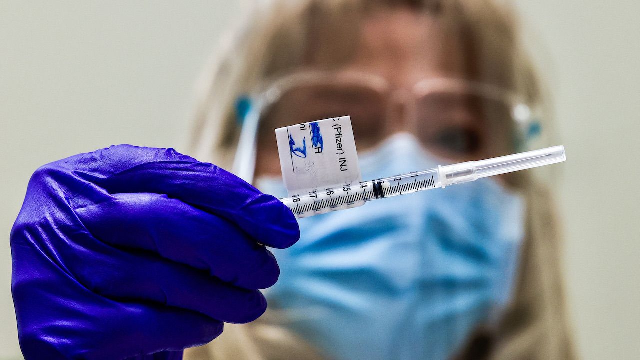 Pfizer jest producentem jednej z najpopularniejszych szczepionek przeciwko COVID-19 (fot. Michael Ciaglo/Getty Images)