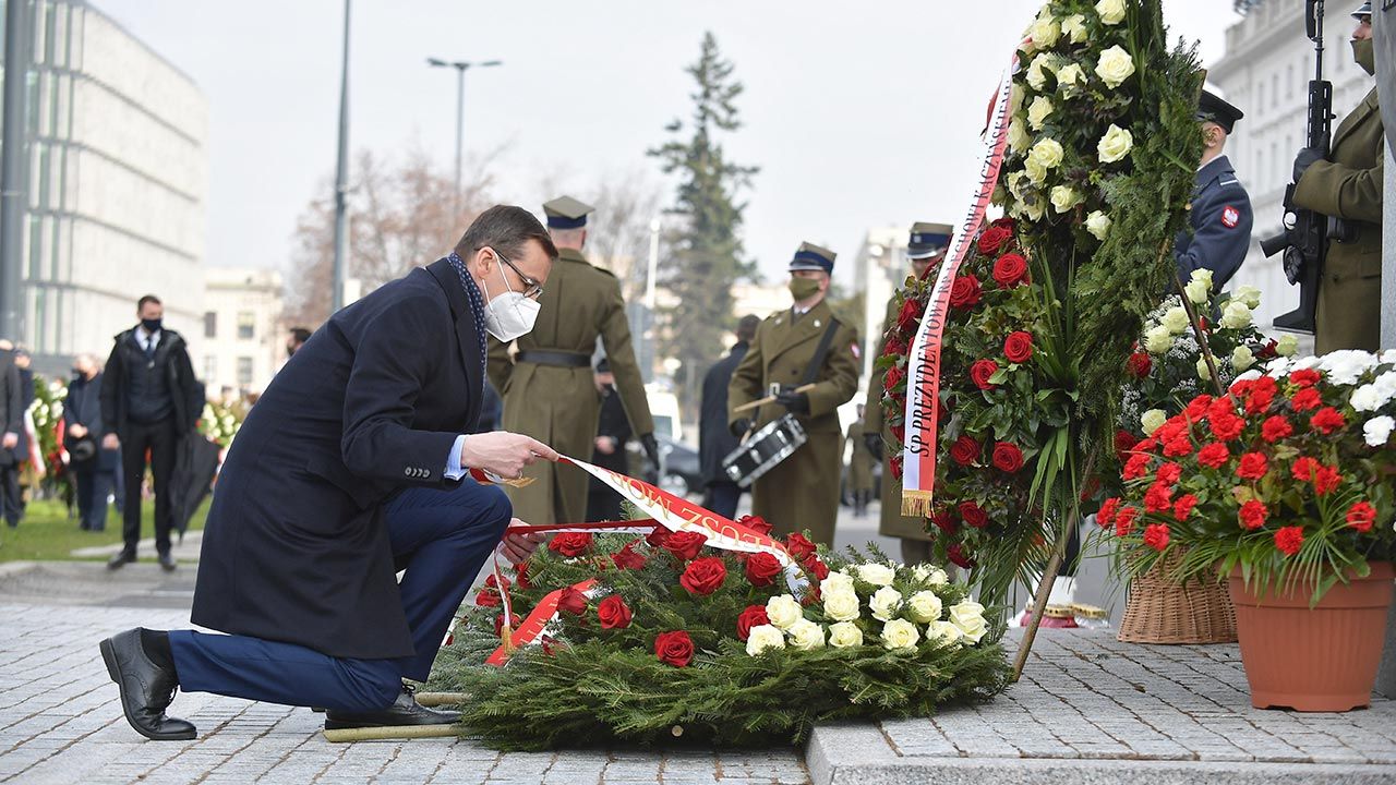 Premier Mateusz Morawiecki wspomina ofiary katastrofy smoleńskiej (fot. PAP/Marcin Obara)
