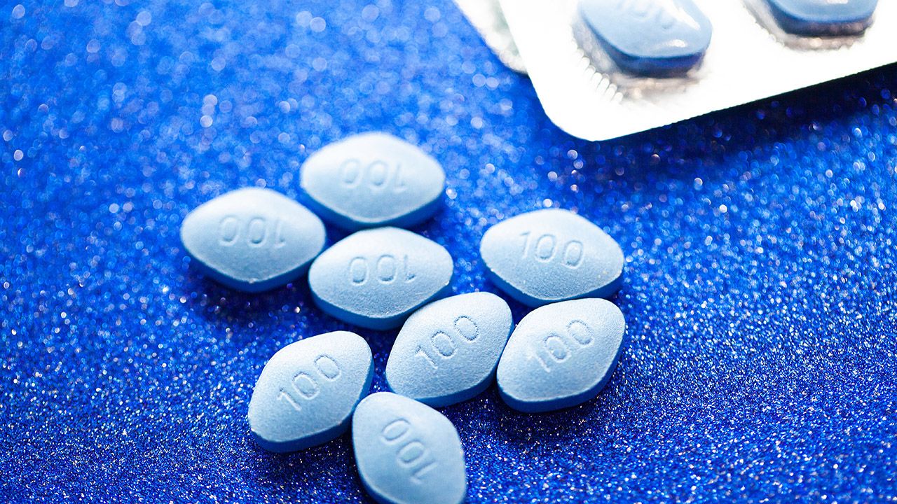 Tabletka sildenafilu (Viagry) ma charakterystyczny niebieski kolor (fot. Shutterstock/Yuriy Maksymiv
