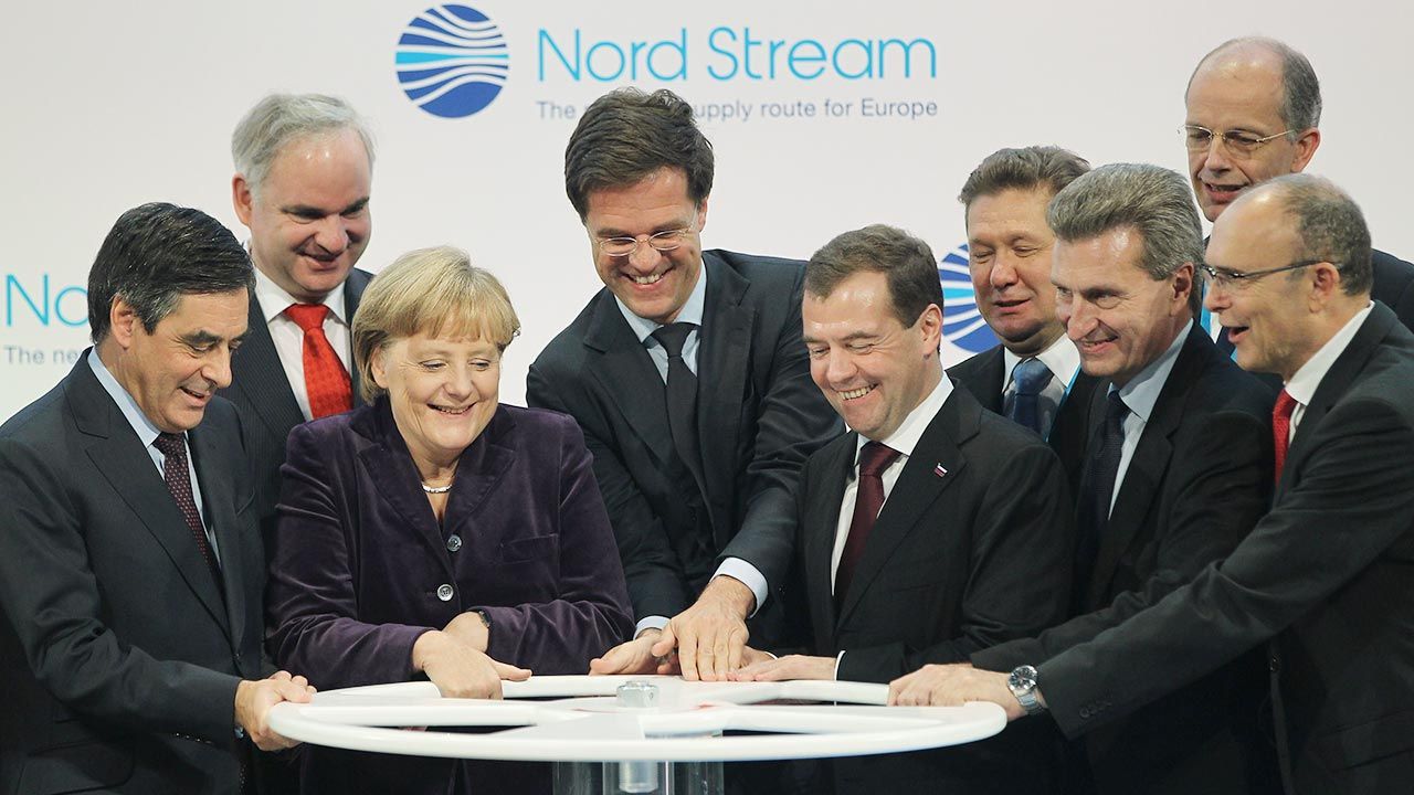 Mark Rutte wraz z Angelą Merkel i Dimitrijem Miedwiediewem otwierają rurociąg Nord Stream (fot. Sean Gallup/Getty Images)