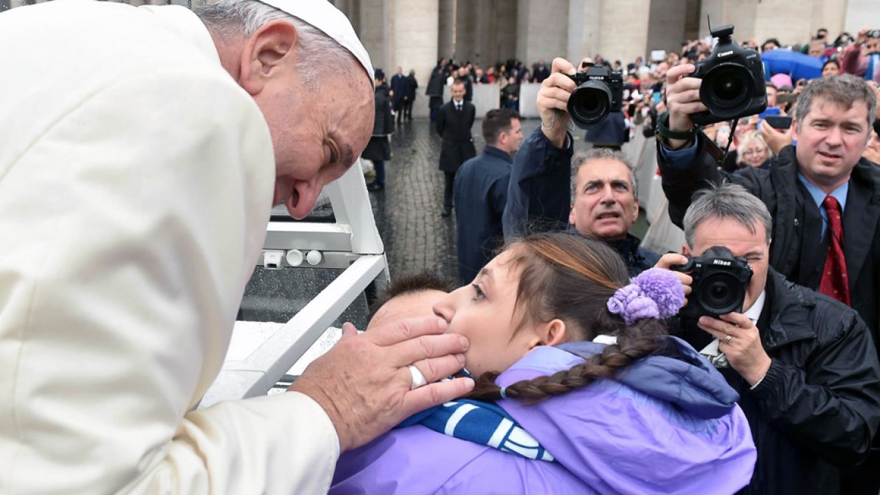 Papież Franciszek wita się z wiernymi na placu św. Piotra (fot. PAP/EPA/L'OSSERVATORE ROMANO/HANDOUT)