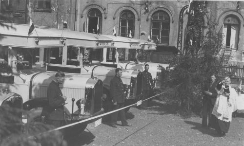 Otwarcie linii autobusowych PKP w Warszawie. Poświęcenia garaży przy ul. Chmielnej dokonuje ksiądz Śmigielski. 31 maja 1934. Fot. NAC/IKC, sygnatura: 1-G-3936