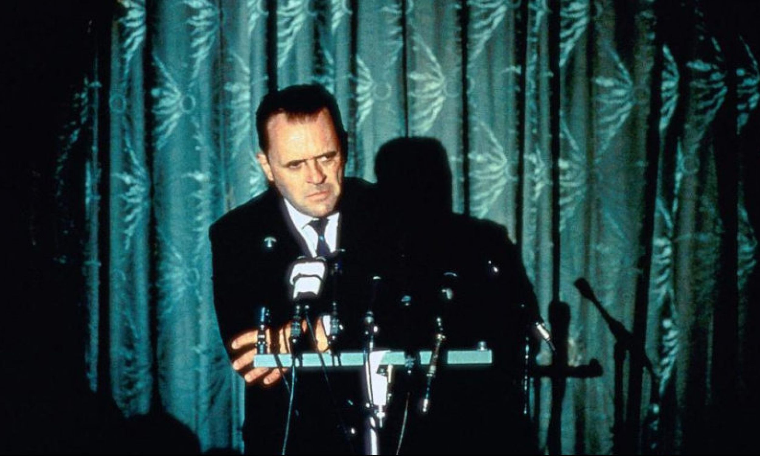 „Nixon” (1995), reż. Oliver Stone. Anthony Hopking jako Richard M. Nixon. Fot. Hollywood Pictures, Cinergi Pictures Entertaiment, Illusion Entertaiment - materiały prasowe
