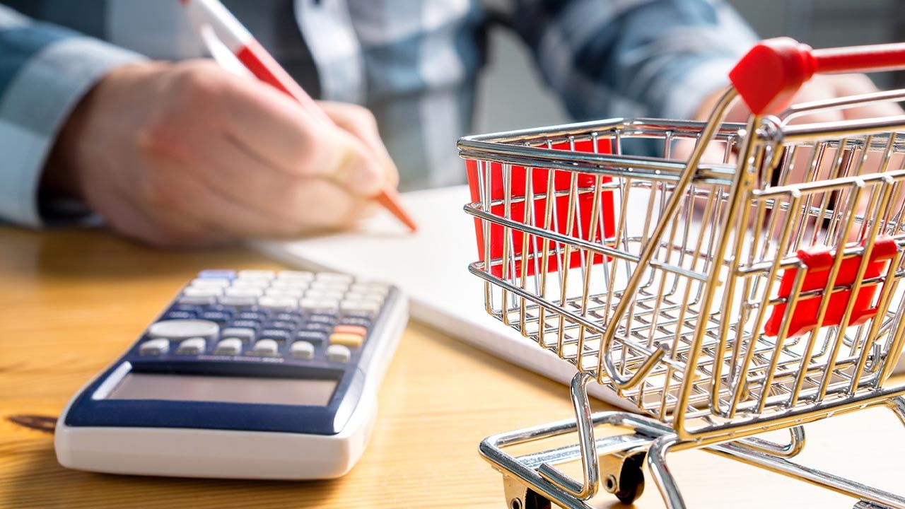 Ceny towarów i usług konsumpcyjnych w październiku wzrosły o 17,9 procent licząc rok do roku (fot. Shutterstock/Tero Vesalainen)