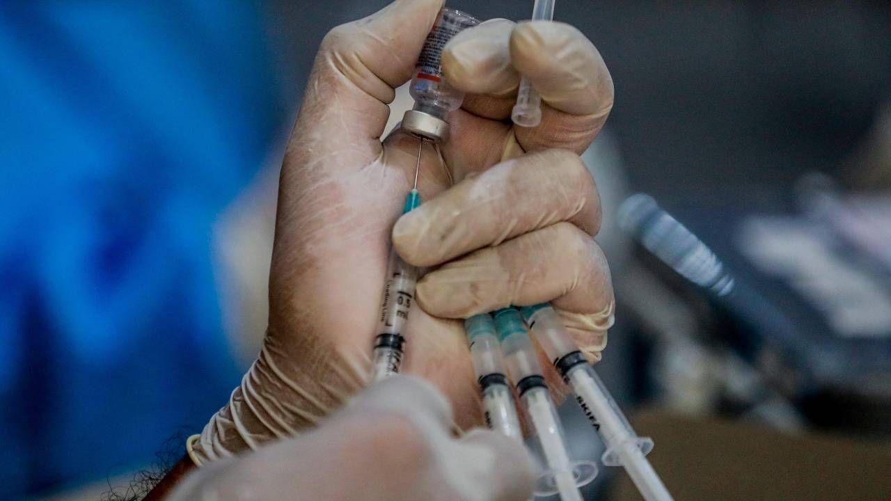 Szczepionka firmy Novavax jest podawana w dwóch dawkach (fot. PAP/EPA/DEDI SINUHAJI)