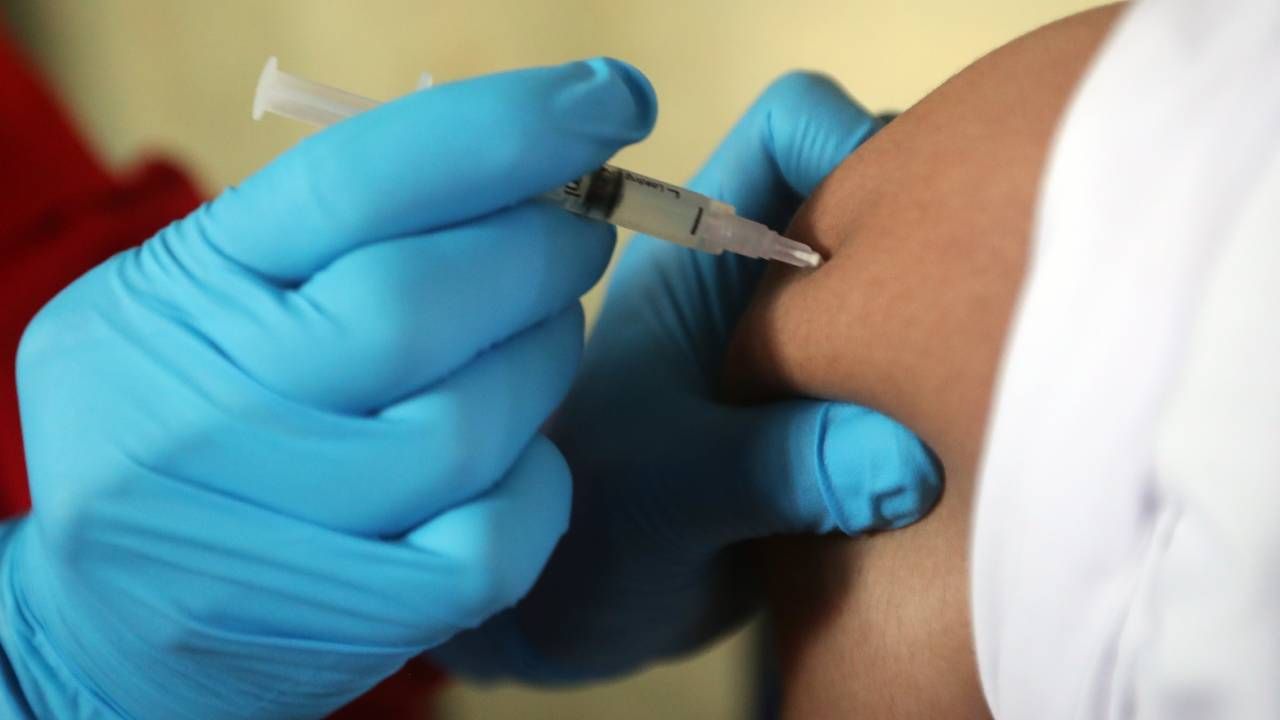 Koronawirus. Przymusowe szczepienia obywateli przeciw COVID-19? Rząd Hiszpanii postawił sprawę jasno - Vimarsana News