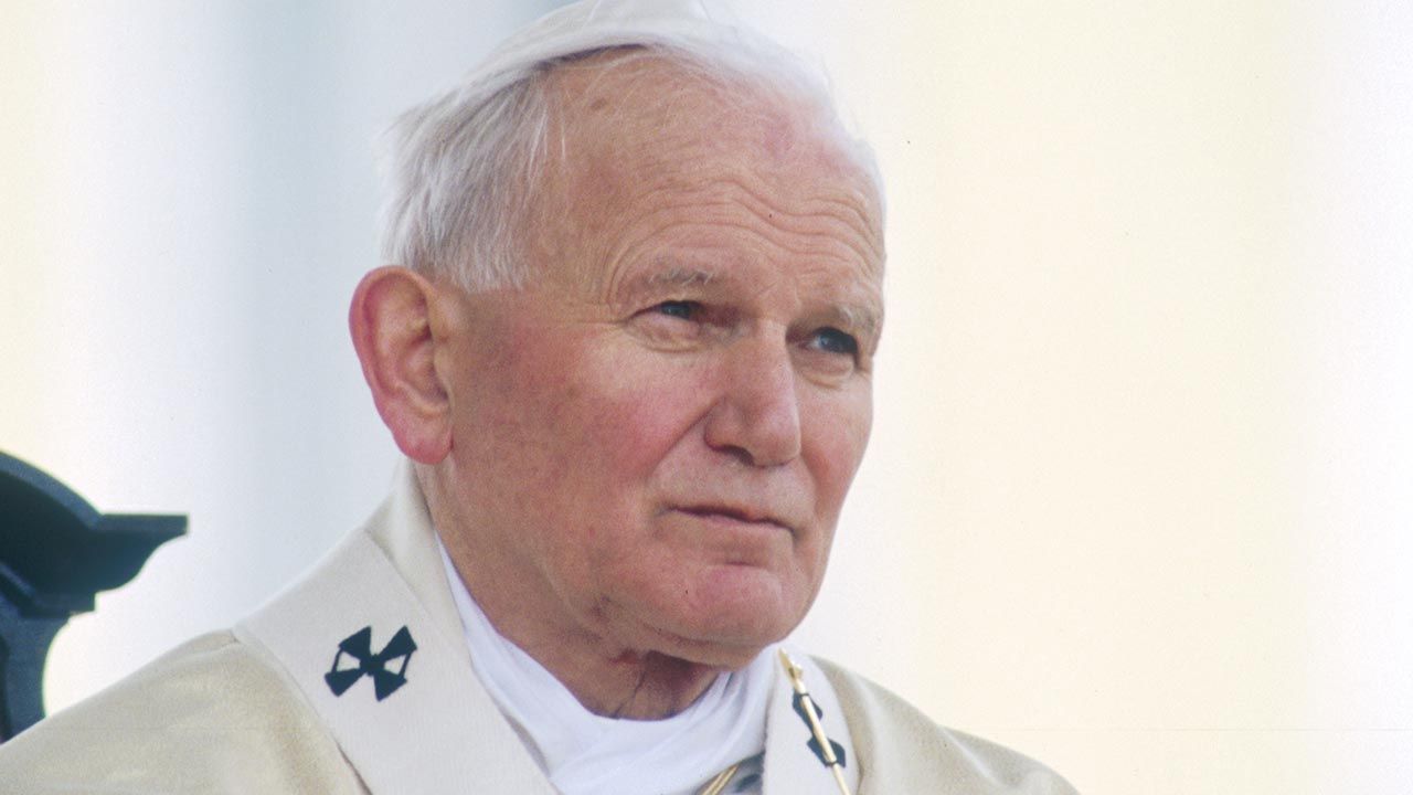 Papież Jan Paweł II (fot. Bernard Bisson/Sygma via Getty Images)
