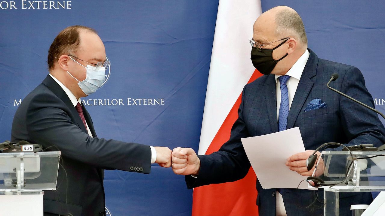 Ministrowie Bogdan Aurescusą  i Zbigniew Rau (fot. PAP/EPA/ROBERT GHEMENT)