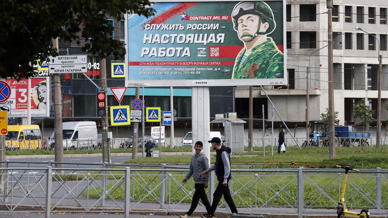Jak Rosjanie zareagują na decyzję Kremla? (fot. PAP/EPA/ANATOLY MALTSEV)