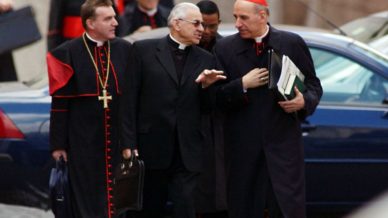 Kardynał Vlk (na zdjęciu w środku) w Watykanie w 2005 r. (fot. Franco Origlia/ Getty Images)