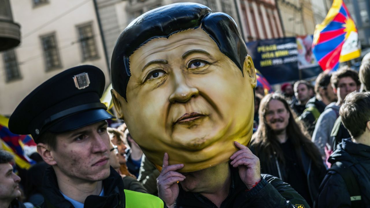 Wizycie prezydenta Xi Jinpinga w Pradze towarzyszyły protesty przeciwko łamaniu praw człowieka w Państwie Środka (fot. PAP/EPA/FILIP SINGER)