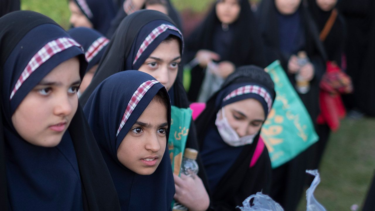 Los ataques con gas contra niñas en edad escolar van en aumento en Irán.  Los padres se sientan fuera de las escuelas para proteger a sus hijos