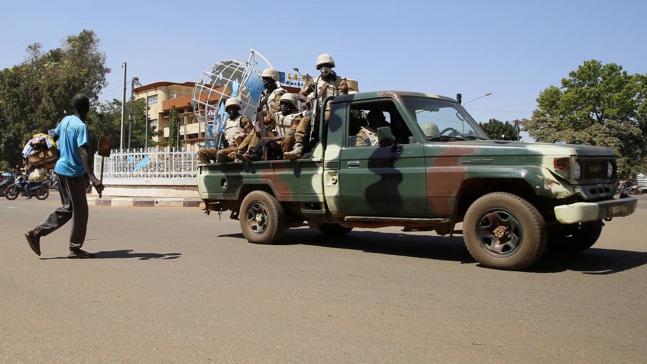 Żołnierze patrolują Plac Narodów Zjednoczonych w Wagadugu, Burkina Faso (fot. arch. PAP/EPA)