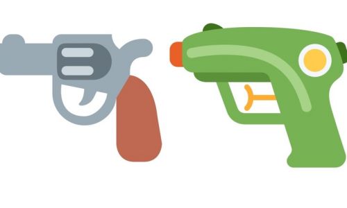 Poprawności politycznej podlega nawet emoji – ta  przedstawiająca rewolwer (po lewej, z kolekcji Twitter Emoji) została zamieniona na „pistolet na wodę” (po prawej, z projektu Twemoji). Fot. Twitter,  CC BY 4.0, https://commons.wikimedia.org/w/index.php?curid=37289364 i =80935196