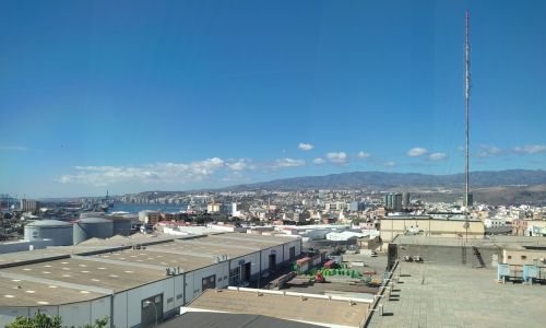 Z okien redakcji dziennika w Las Palmas widać sporą część dzielnicy portowej oraz koszary, a w nich ogromne, białe namioty. Fot. Piotr Kościński