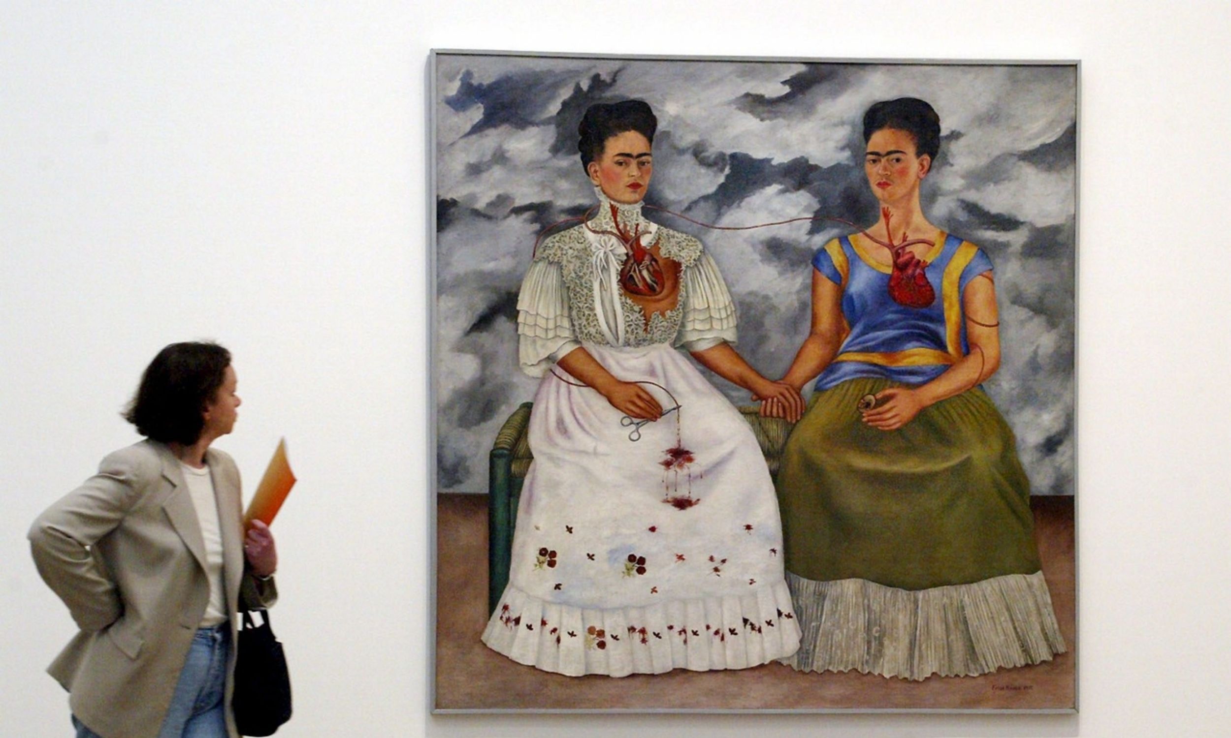 The painting “Two Fridas” on display at the Tate Modern in London in 2005, the first major exhibition of the famous Mexican artist Frida Kahlo in over 20 years. Photo: PAP/EPA, Gerry Penny