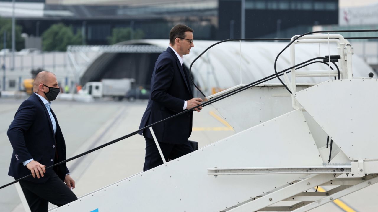 Premier Mateusz Morawiecki przed wylotem do Brukseli (fot.  PAP/Leszek Szymański)