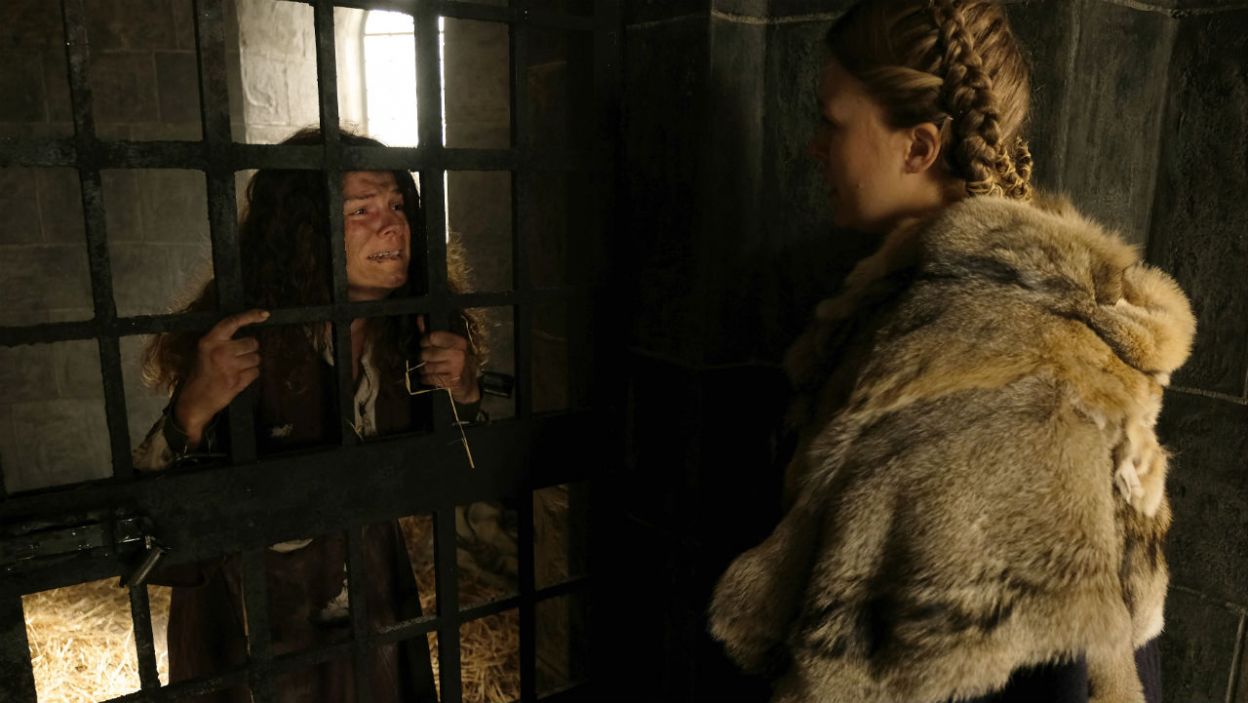 Gabija nie chce, aby Melę powieszono i odwiedza ją w więzieniu. Ta obwinia ją za swoje nieszczęście (fot. TVP)