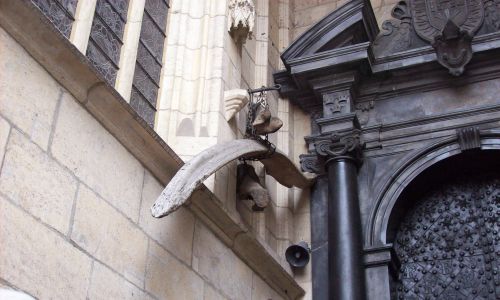 Kość legendarnego Smoka Wawelskiego, wisząca przy katedrze na Wawelu. Fot. Wikimedia Commons/ Yohan euan o4 - Own work, CC BY-SA 3.0