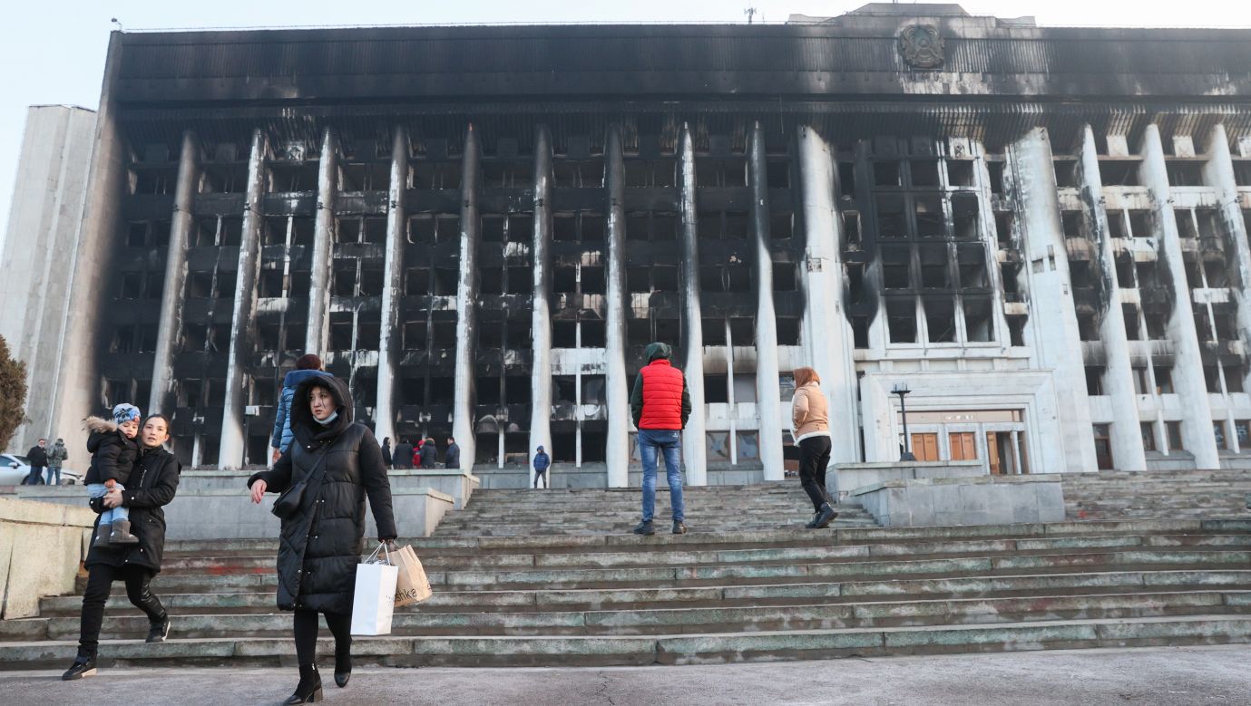 Spalona przez demonstrantów siedziba urzędu miejskiego w Ałmatach, 12 stycznia 2022. Fot. Gavriil Grigorov / TASS / Forum