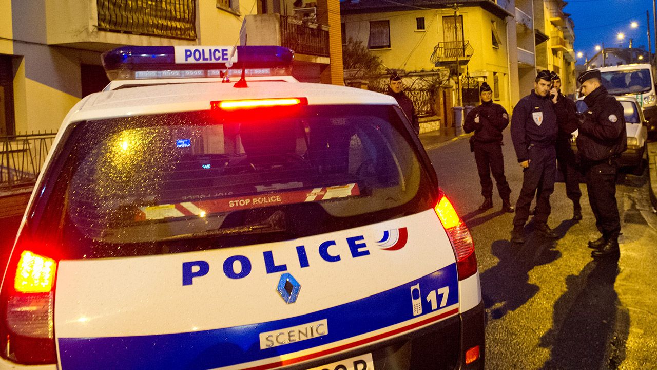 Francuska policja zatrzymała mężczyznę przewożącego ciało żony w samochodzie (fot. Getty Images)