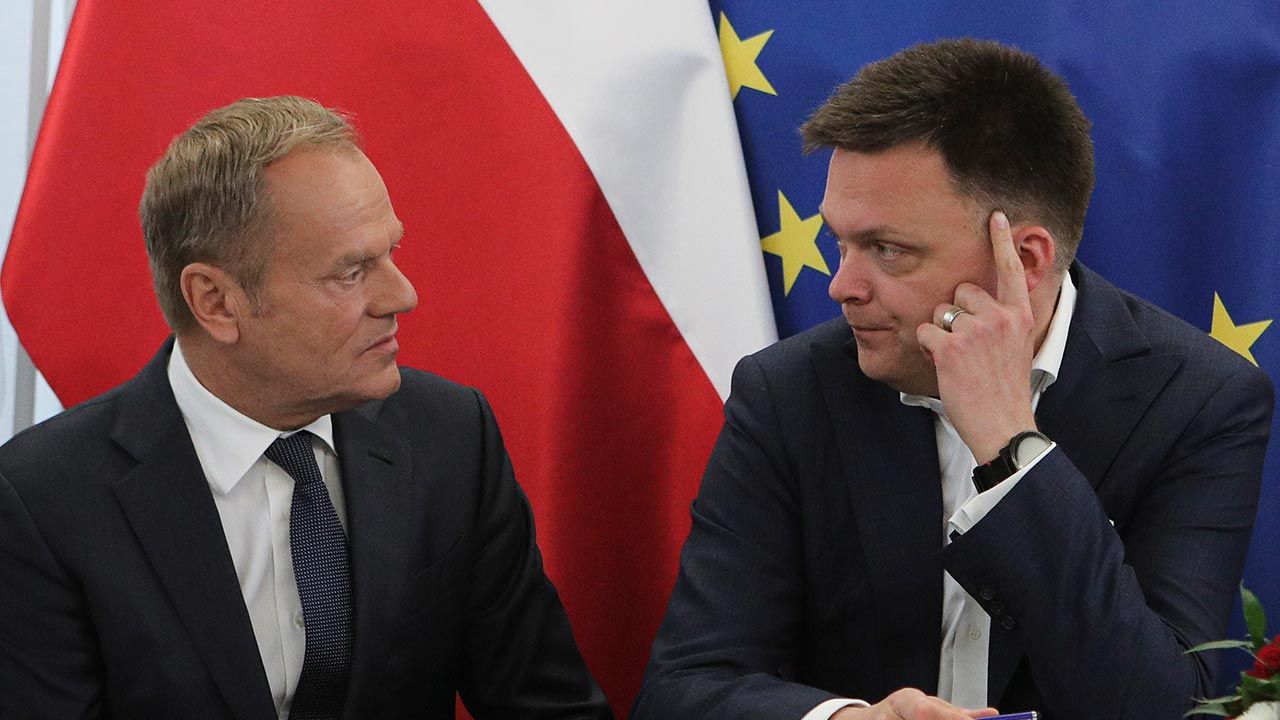 Donald Tusk i Szymon Hołownia zapewniają o sympatii, ale między ich partiami się nie układa (fot. Jacek Szydlowski / Forum)