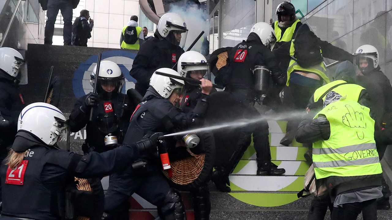Manifestacje „żółtych kamizelek” wywołały debatę na temat taktyki francuskich sił porządkowych i broni używanej przez policję (fot. REUTERS/Yves Herman)