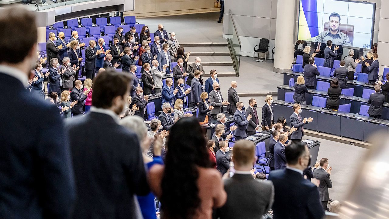 Niemieckie media krytykują Bundestag za reakcję po przemówieniu Wołodymyra Zełenskiego (fot. Hannibal Hanschke/Getty Images)