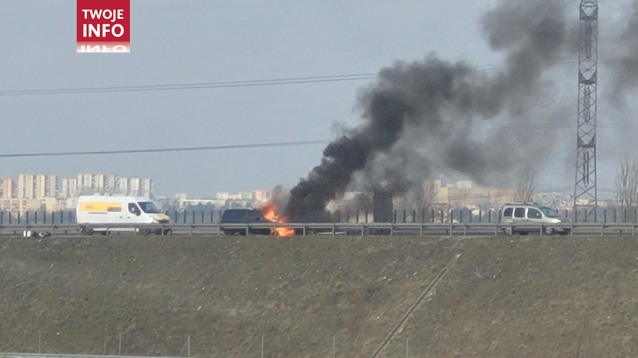 Pożar auta osobowego na trasie S7 w stronę Elbląga (fot. twoje info/Daniel)