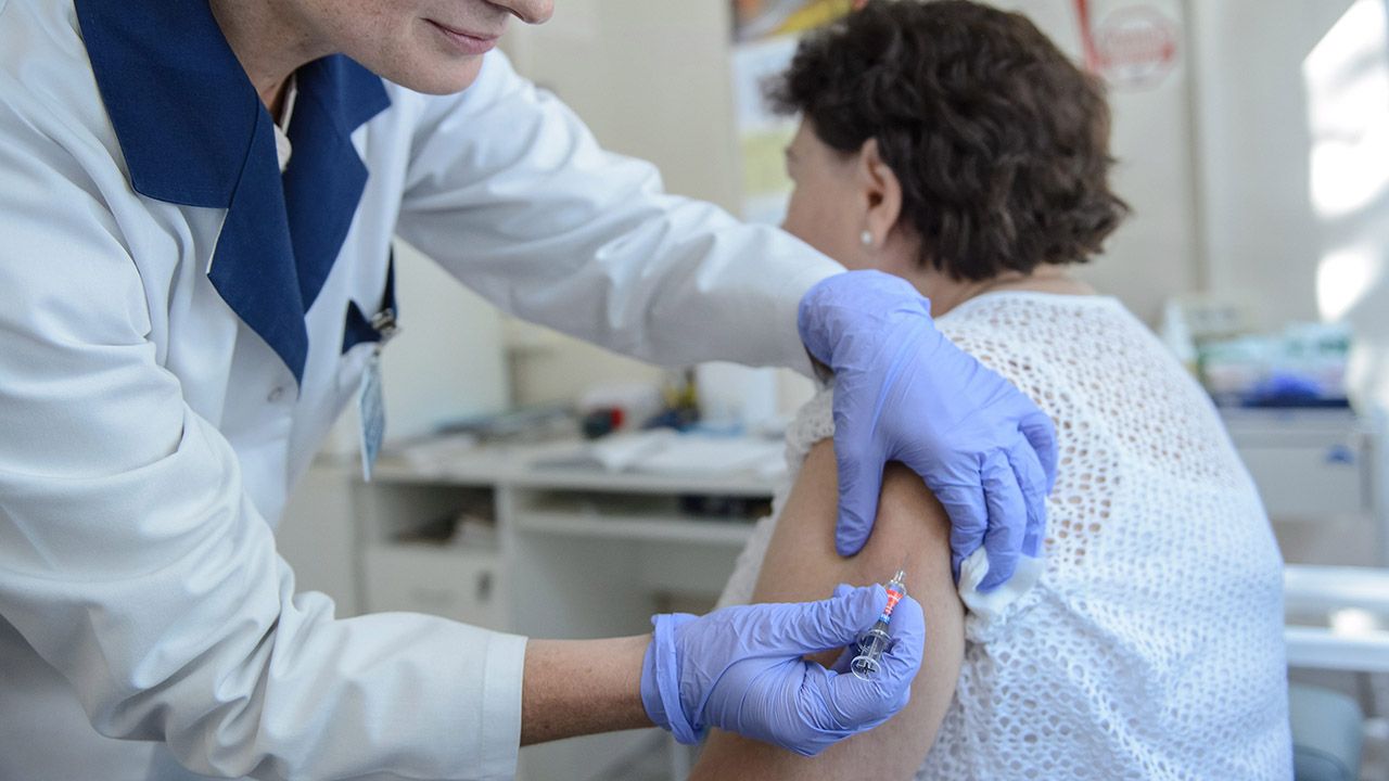 Szczepienia przeciwko grypie są bezpłatne dla kobiet w ciąży i seniorów powyżej 75. roku życia (fot. arch.PAP/Wojciech Pacewicz)