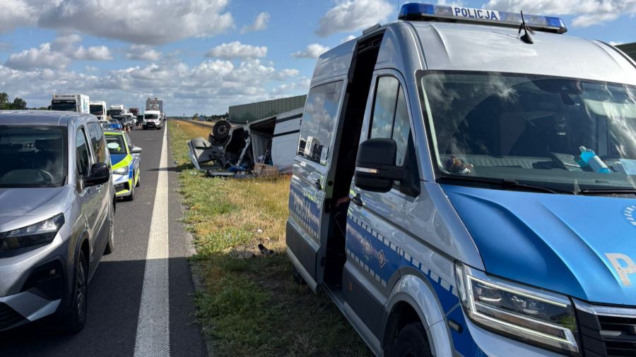 Wypadek na autostradzie A1 pod Kutnem. Dwie osoby trafiły do szpitala po dachowaniu busa