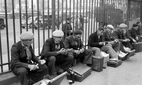 Вино брали с собой мужчины, уходящие в армию. Как, например, эти на вокзале Gare de l'Est в Париже в 1939 году. Фото Roger Viollet via Getty Images
