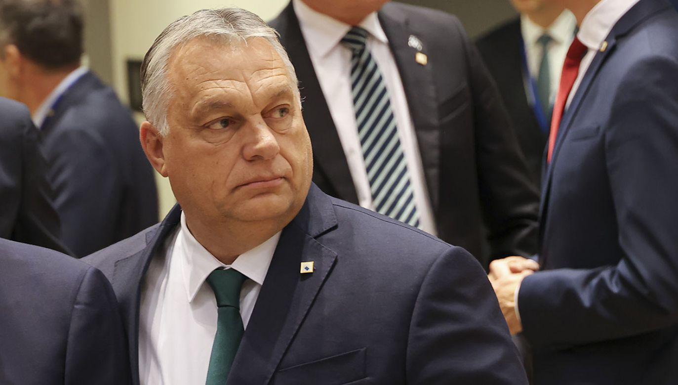 Viktor Orban podpisał rozporządzenia przedłużające stan wyjątkowy o 7 miesięcy (fot.  Nicolas Economou/NurPhoto via Getty Images)