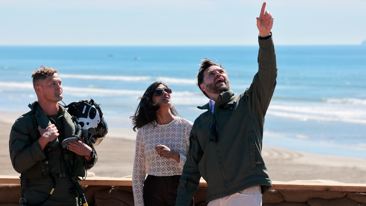 Popisy armii przy autostradzie. Odłamki pocisku artylerii trafiły w radiowóz